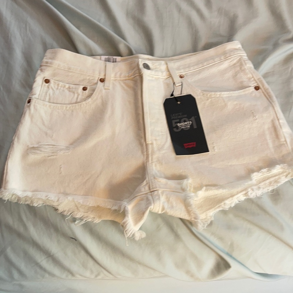 NWT LEVI’S WHITE HIGH WAISTED SHORTS